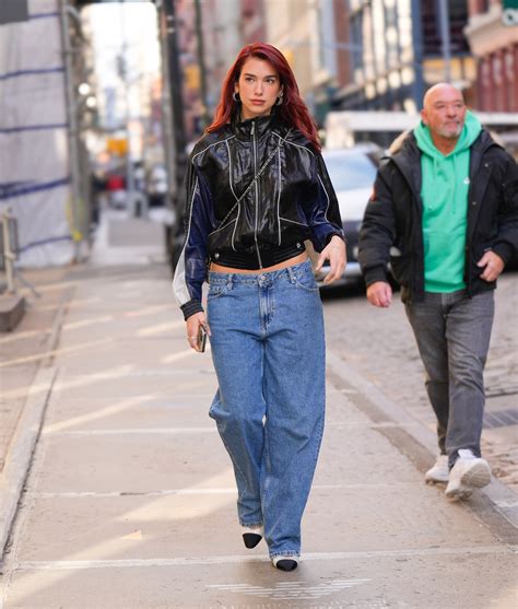 Dua Lipa Lleva Baggy Jeans Con Zapatos De Tac N Bicolor Chanel Vogue