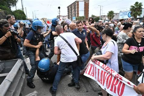 Napoli Scontri Tra Polizia Ed Ex Percettori Del Reddito Di