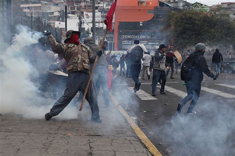 Indígenas Toman La Asamblea Nacional De Ecuador Al Grito De ¡fuera