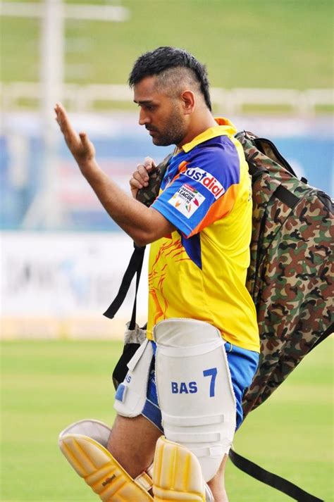 Dhoni in 'New Look' - Indiatimes.com