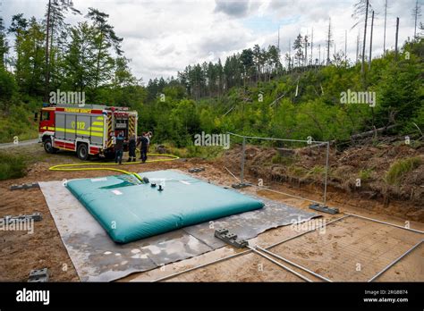 Bad Schandau Alemania 08º de agosto de 2023 Los bomberos llenan la