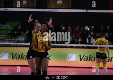 Michelle Bartsch Hackley Und Chiaka Ogbogu Von Der Vakifbank Im Einsatz