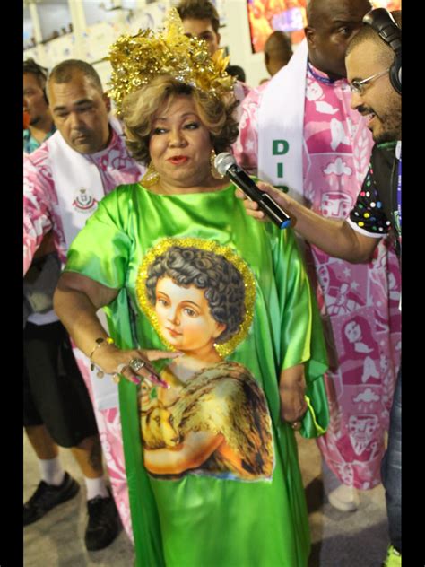 Foto em 2017 Alcione chamou atenção visual mais magro no desfile