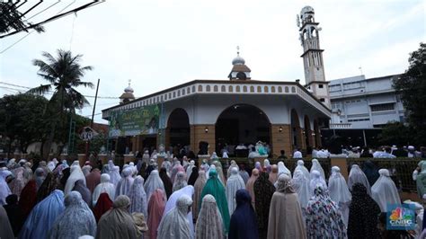 Warga Khusyuk Sholat Idul Fitri 1444 H Di Masjid Al Amin Foto 3