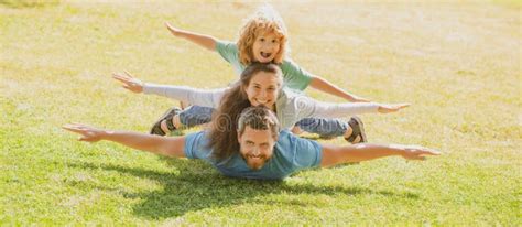 Tiempo De Ocio Familiar Familia Tendida Sobre La Hierba En El Parque