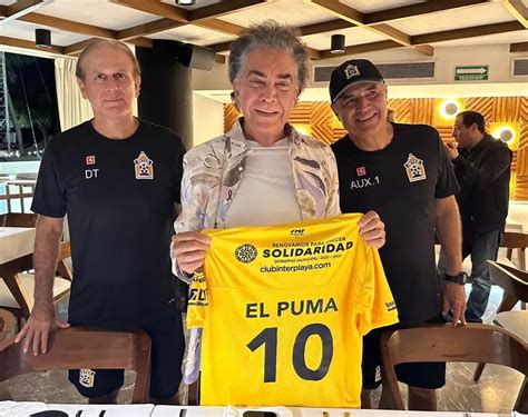 El Puma José Luis Rodríguez recibe una camiseta del Inter Playa