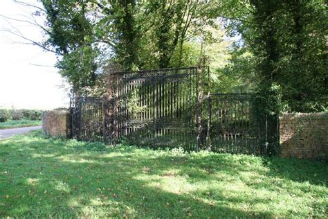 Denton Manor Gates © Richard Croft Cc By Sa20 Geograph Britain And