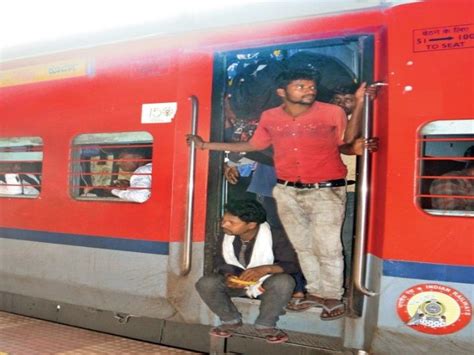 Railways Again Canceled 18 Trains रेलवे ने फिर कैंसिल की 18 ट्रेनें वेटिंग टिकट पर यात्रा का