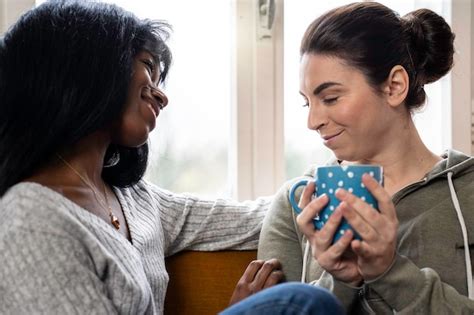 Casal Homossexual De Mulheres Jovens Se Abra Ando Em Casa Momento