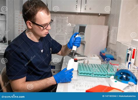 Assistente De Laborat Rio Que Analisa Uma Amostra De Sangue Usando O