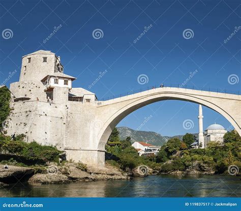 Marco Famoso Da Ponte Velha Na Cidade Bósnia E Herzegovina De Mostar