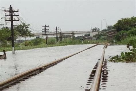 Rel Terendam Banjir Ini Yang Membuat Kereta Api Tidak Diizinkan