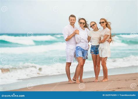 Famille Jeune En Vacances Ont Beaucoup De Plaisir Image Stock Image