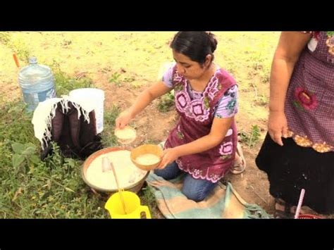 Acompañenme a preparar TEJATE la bebida de los Dioses en metate para