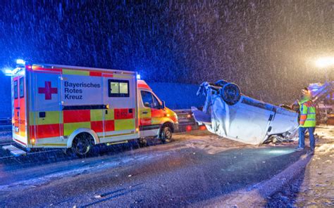 Schwerer Verkehrsunfall Auf Der A Kleintransporter Berschl Gt Sich