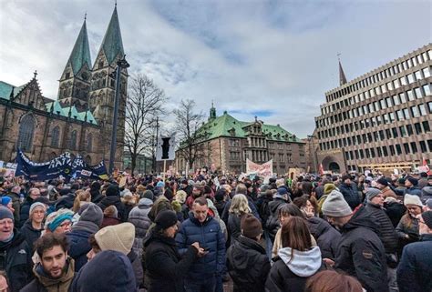 Aus Werden Teilnehmerzahl Bei Demo Gegen Rechts In Bremen