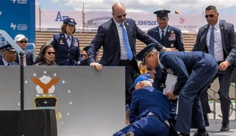 Joe Biden se cae en un acto de graduación de la Fuerza Aérea