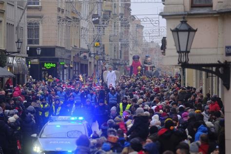 Orszak Trzech Króli 2020 na ulicach Torunia Tłumy na starówce Mamy