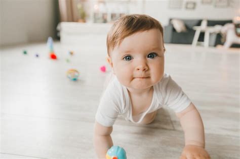 Beb De Meses Brincando Uma Pir Mide Colorida De Arco Ris