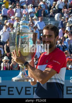 Marin Cilic de Croatie pose une photo tout en tenant un trophée pendant