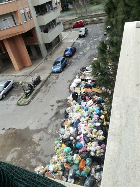 Pomezia in Via Fellini è di nuovo emergenza torna la montagna di