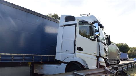 Sinsheim Stau nach Lkw Unfall auf A6 Kraftstoff läuft auf Autobahn