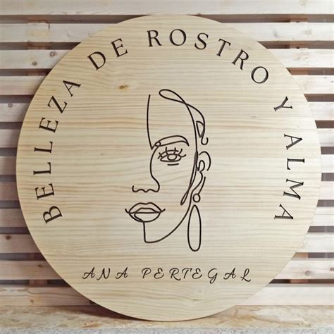 Plaque personnalisée en bois de pin avec lettres gravées peintes à la