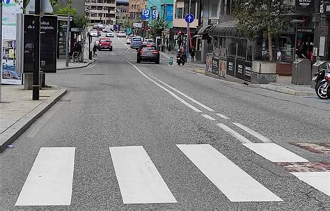 Ferit un vianant atropellat per un patinet al carrer de la Unió