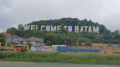 Spanduk Prabowo Gibran Di Monumen Welcome To Batam Bikin Fotografer