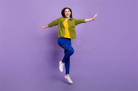 Foto Completa De Una Joven Alegre Sonrisa Positiva Feliz Salto