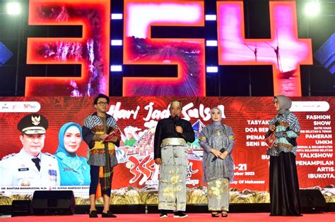 Pj Gubernur Didampingi Pj Ketua Tp Pkk Sulsel Buka Gelaran Fashion Show