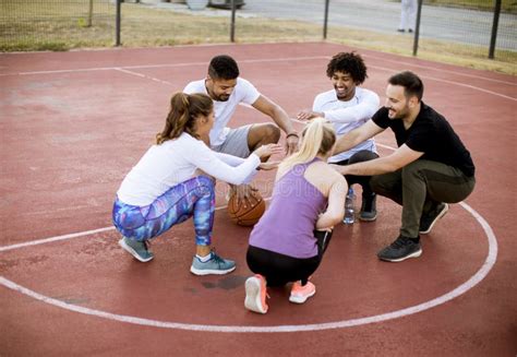 Grupo De Gente Multi Tnica Que Juega A Baloncesto En Corte Foto De