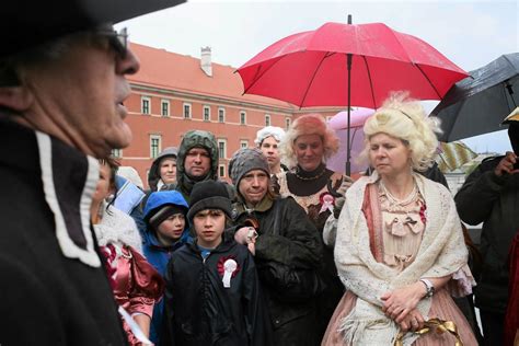 Przypomnieli o konstytucji podczas spaceru w strojach z epoki ZDJĘCIA