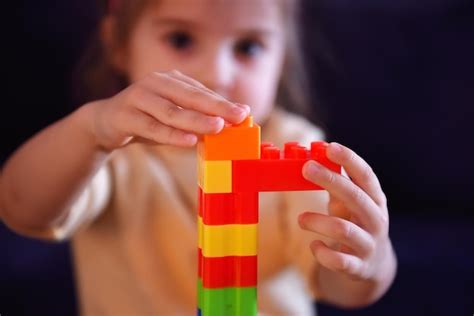 Un Ni O Construye Una Torre De Bloques De Pl Stico De Colores Foto