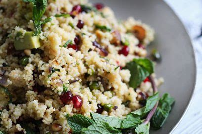 Avocado Dattel Couscous mit Nüssen Granatapfelkernen Minze veggies