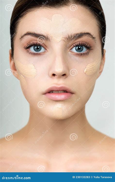 Jovem Aplicando Creme Facial No Rosto Modelo De Beleza Pele Fresca