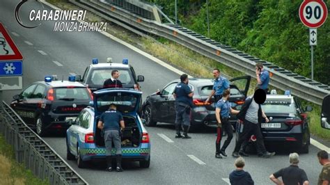 Statale Inseguimento In Brianza Sfonda Il Posto Di Blocco