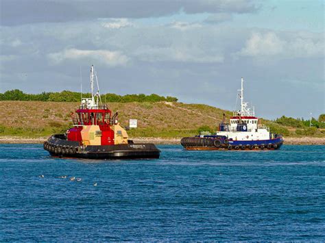 Spacex Falcon Booster Returns Tugs Christine S And Eag Flickr