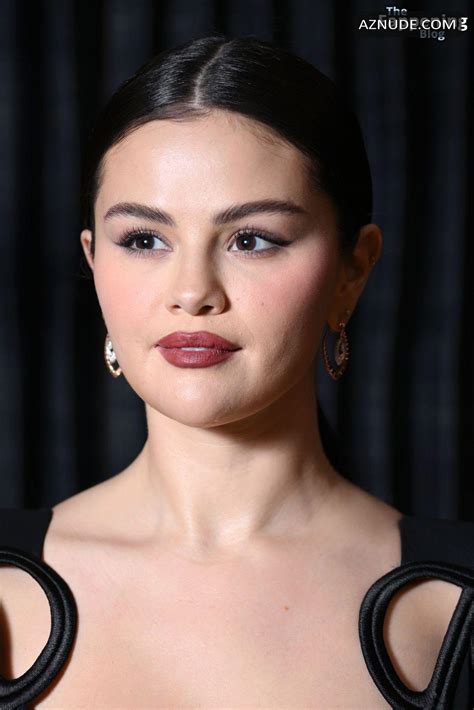 Selena Gomez Sexy Flaunts Her Hot Cleavage Wearing A Stunning Black