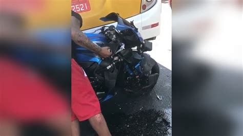 Mecânico perde controle da direção e motocicleta vai parar embaixo de