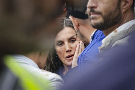 La Reina Letizia Rompe A Llorar En Paiporta Valencia Cuando Le Lanzan