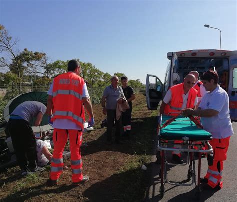 Ardea Brutto Incidente Auto Finisce In Un Fosso Feriti Mamma E