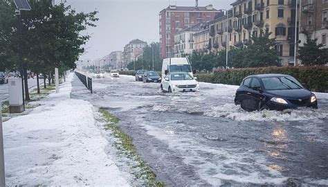 Nuova Grandinata A Torino E Pioggia Intensa Strade Trasformate In