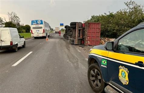 Caminh O Carregado De Lixo Tomba E Causa Bloqueio No Tr Nsito Na Br