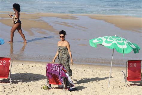 Giovanna Gold Da Primeira Vers O De Pantanal Faz Topless Na Praia