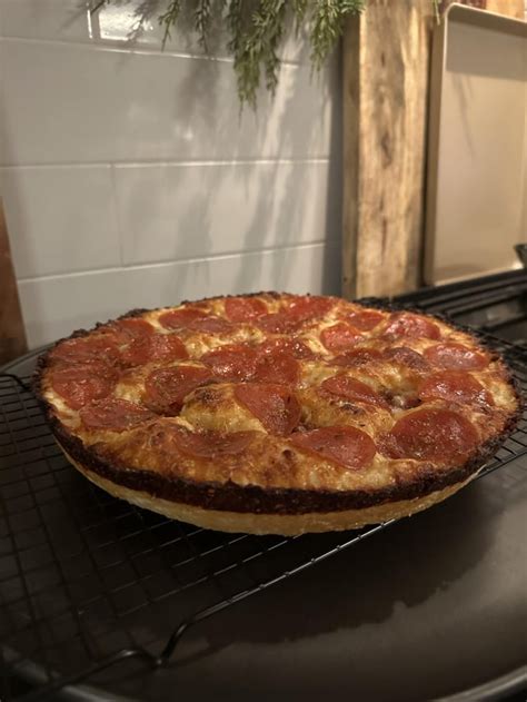 Cast iron pan pizza 🤤 : r/Pizza