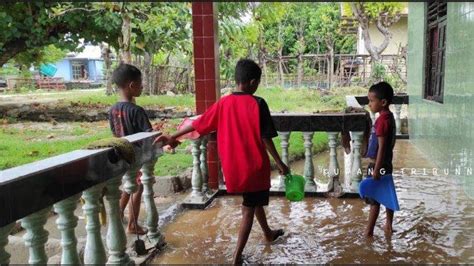 BREAKING NEWS Sungai Harau Di Sumba Timur Meluap Warga Kelurahan