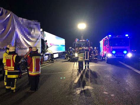 Lkw Rast Ungebremst In Stauende Auf A9 Bei Lenting Fotos