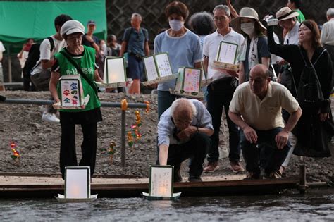 明日で日航機墜落事故から38年 犠牲者悼む灯籠流し 写真特集17 毎日新聞