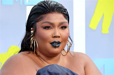 Lizzos Lip Ring At The 2022 Mtv Vmas See Photos Popsugar Beauty